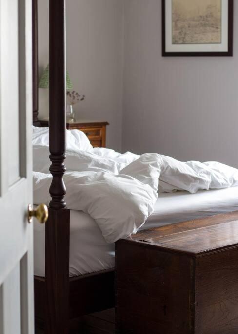 Sarah'S - A Townhouse Apartment In Georgian Holt Holt  Bagian luar foto