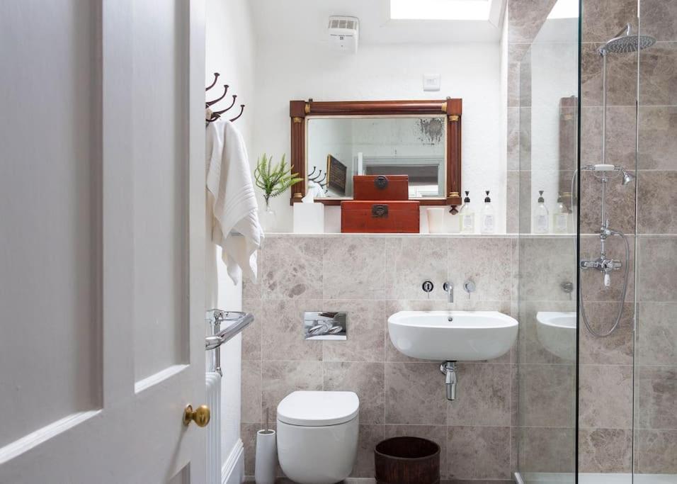 Sarah'S - A Townhouse Apartment In Georgian Holt Holt  Bagian luar foto